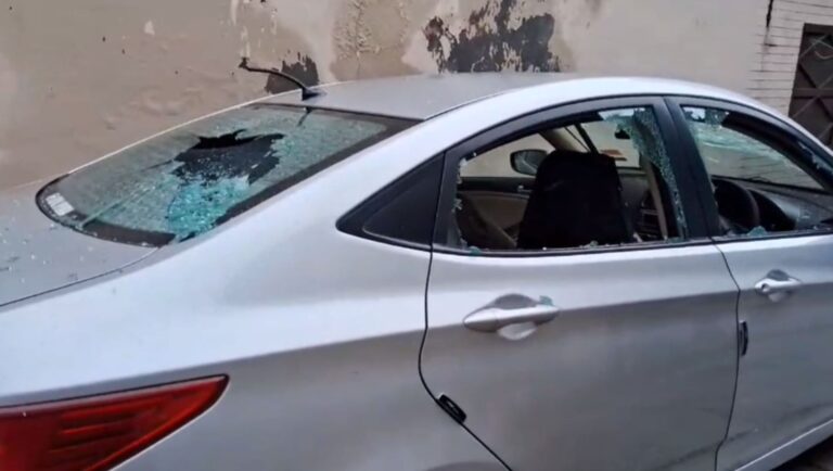 ਸਮਰਾਲਾ ’ਚ ਸਖਸ਼ ਵੱਲੋਂ ਰੰਜ਼ਿਸ਼ ਤਹਿਤ ਗੱਡੀ ਦੀ ਭੰਨਤੋੜ/ ਮਜ਼ਾਕ ਤੋਂ ਨਰਾਜ਼ ਹੋ ਕੇ ਹਾਕੀ ਨਾਲ ਭੰਨੀ ਕਾਰ/ ਸੀਸੀਟੀਵੀ ਵਾਇਰਲ, ਪੁਲਿਸ ਕਰ ਰਹੀ ਜਾਂਚ