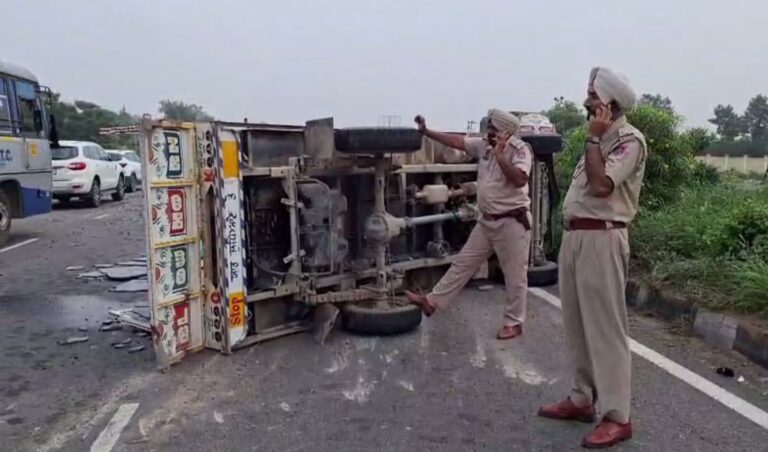 ਜਲੰਧਰ ’ਚ ਟਾਈਲਾਂ ਦੇ ਭਰਿਆ ਟਰੱਕ ਪਲਟਣ ਕਾਰਨ ਤਿੰਨ ਦੀ ਮੌਤ/ ਸਪੀਡ ਬਰੈਕਰ ’ਚ ਵੱਜਣ ਕਾਰਨ ਬੇਕਾਬੂ ਹੋਇਆ ਟਰੱਕ