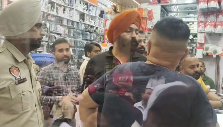 ਜਲੰਧਰ ’ਚ ਮੋਬਾਈਲ ਦੀ ਦੁਕਾਨ ’ਤੇ ਜੀਐਸਟੀ ਵਿਭਾਗ ਦੀ ਰੇਡ/ ਕਾਰੋਬਾਰੀਆਂ ਨੇ ਦੁਕਾਨਾਂ ਬੰਦ ਕਰ ਕੇ ਕੀਤਾ ਪ੍ਰਦਰਸ਼ਨ