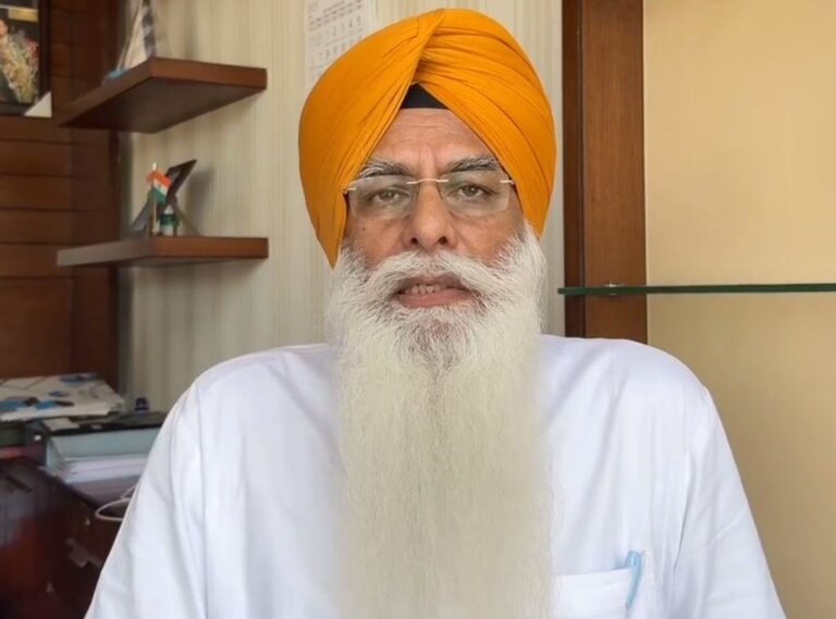 ਸ਼੍ਰੋਮਣੀ ਕਮੇਟੀ ਨੇ ਸਿੱਖ ਪਤੀ-ਪਤਨੀ ਦਾ ਚੱਲਾਨ ਕੱਟਣ ਦਾ ਲਿਆ ਨੋਟਿਸ; ਮੋਹਾਲੀ ਟਰੈਫਿਕ ਪੁਲਿਸ ਨੇ ਕੱਟਿਆ ਸੀ ਬਿਨਾਂ ਹੈਲਮਟ ਦਾ ਚੱਲਾਨ; ਸਰਕਾਰ ਤੋਂ ਅਜਿਹੇ ਪੁਲਿਸ ਅਧਿਕਾਰੀਆਂ ਦੀ ਨਕੇਲ ਕੱਸਣ ਦੀ ਮੰਗ