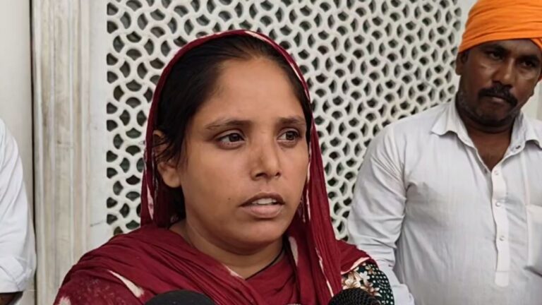 ਅੰਮ੍ਰਿਤਸਰ ਪੁਲਿਸ ਨੇ ਸੁਲਝਾਇਆ ਦਰਬਾਰ ਸਾਹਿਬ ਵਿਖੇ ਬੱਚਾ ਛੱਡਣ ਦਾ ਮਾਮਲਾ; ਪੁਲਿਸ ਨੇ ਸ਼੍ਰੋਮਣੀ ਕਮੇਟੀ ਦੀ ਮਦਦ ਨਾਲ ਮਾਂ ਨੂੰ ਕੀਤਾ ਗ੍ਰਿਫਤਾਰ; ਮਾਂ ਨੇ ਡਿਪਰੈਸ਼ਨ ਦੇ ਚਲਦਿਆਂ ਬੱਚਾਂ ਛੱਡਣ ਦੀ ਗੱਲ ਕਬੂਲੀ