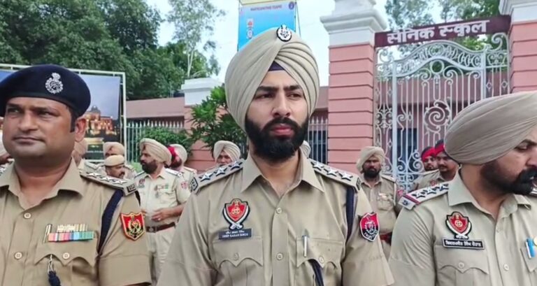 ਕਪੂਰਥਲਾ ਪੁਲਿਸ ਨੇ ਕੱਢਿਆ ਫਲੈਗ ਮਾਰਚ; ਸਮਾਜ ਵਿਰੋਧੀ ਅਨਸਰਾਂ ਨੂੰ ਦਿੱਤਾ ਸਖਤ ਸੁਨੇਹਾ