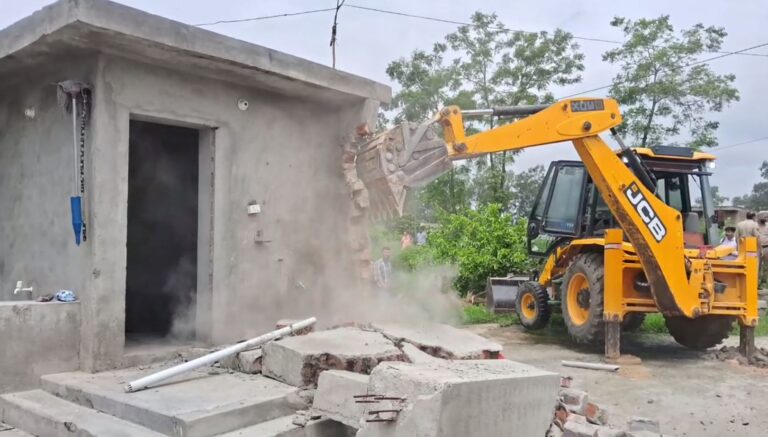 ਗੁਰਦਾਸਪੁਰ ਪੁਲਿਸ ਨੇ ਢਾਹਿਆ ਨਸ਼ਾ ਤਸਕਰ ਦਾ ਘਰ; ਰਾਜਨ ਉਰਫ ਲਾਡੀ ਨਾਮ ਦੇ ਦੇ ਘਰ ’ਤੇ ਚੱਲਿਆ ਪੀਲਾ ਪੰਜਾ