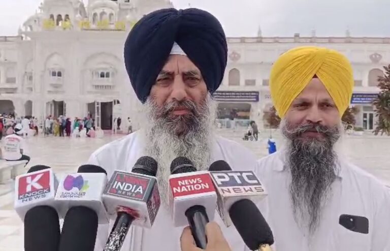ਸ੍ਰੀ ਦਰਬਾਰ ਸਾਹਿਬ ਨੂੰ ਧਮਕੀ ਦਾ ਸੰਗਤ ’ਤੇ ਨਹੀਂ ਕੋਈ ਅਸਰ; ਦਰਬਾਰ ਸਾਹਿਬ ਵਿਖੇ ਆਮ ਵਾਂਗ ਪਹੁੰਚ ਰਹੀ ਸੰਗਤ;  ਸ਼ਰਧਾਲੂ ਬੋਲੇ, ਸ਼ਰਾਰਤੀਆਂ ਨੂੰ ਮਿਸਾਲੀ ਸਜ਼ਾ ਦੇਵੇ ਪ੍ਰਸ਼ਾਸਨ