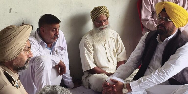 ਫੌਜਾ ਸਿੰਘ ਦੇ ਘਰ ਪਹੁੰਚੇ ਸਾਬਕਾ ਮੰਤਰੀ ਕੁਲਦੀਪ ਧਾਲੀਵਾਲ; ਪਰਿਵਾਰ ਨਾਲ ਮਿਲ ਕੇ ਸਾਂਝਾ ਕੀਤਾ ਦੁੱਖ; ਕਿਹਾ, ਬਾਪੂ ’ਤੇ ਸਿੱਖਾਂ ਨੂੰ ਮਾਣ, ਨਹੀਂ ਭੁਲਾਇਆ ਜਾ ਸਕਦਾ ਨਾਮ