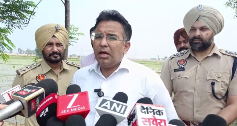 ਮੋਗਾ ਪੁਲਿਸ ਵੱਲੋਂ ਕਤਲ ਮਾਮਲੇ ਦੇ ਮੁਲਜ਼ਮਾਂ ਦਾ ਐਨਕਾਊਟਰ/ ਹਥਿਆਰ ਬਰਾਮਦਗੀ ਦੌਰਾਨ ਦੋਵਾਂ ਨੇ ਭੱਜਣ ਦੀ ਕੀਤੀ ਕੋਸ਼ਿਸ਼/ ਪੁਲਿਸ ਨੇ ਜ਼ਖ਼ਮੀ ਹਾਲਤ ਚ ਗ੍ਰਿਫਤਾਰ ਕਰ ਕੇ ਜਾਂਚ ਆਰੰਭੀ