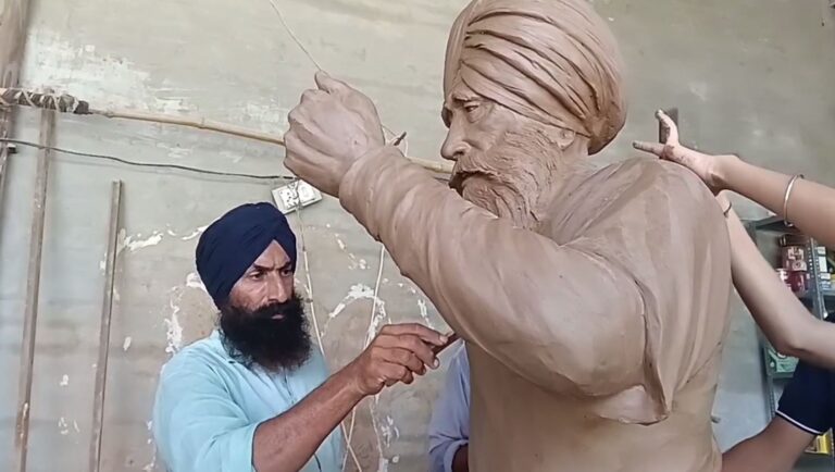 ਮੋਗਾ ਦੇ ਮਸ਼ਹੂਰ ਮੂਰਤੀਕਾਰ ਮਨਜੀਤ ਸਿੰਘ ਦੀ ਫੌਜਾ ਸਿੰਘ ਨੂੰ ਅਨੋਖੀ ਸ਼ਰਧਾਂਜਲੀ; ਫੌਜਾ ਸਿੰਘ ਦੀਆਂ ਪ੍ਰਾਪਤੀਆਂ ਨੂੰ ਯਾਦ ਕਰਦਿਆਂ ਹੱਥੀਂ ਬਣਾਈਆਂ ਦੋ ਮੂਰਤੀਆਂ; ਪਰਿਵਾਰ ਦੇ ਸਹਿਯੋਗ ਨਾਲ ਫੌਜਾ ਸਿੰਘ ਦੀਆਂ ਯਾਦਾਂ ਨੂੰ ਰੂਪਮਾਨ ਕਰਨ ਦਾ ਉਪਰਾਲਾ