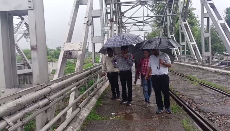 ਪਠਾਨਕੋਟ ’ਚ ਰੇਲਵੇ ਪੁਲ ਦਾ ਪਾਣੀ ਕਾਰਨ ਨੁਕਸਾਨ; ਨੁਕਸਾਨ ਦਾ ਜਾਇਜ਼ਾ ਲੈਣ ਪਹੁੰਚੇ ਰੇਲਵੇ ਦੇ ਅਧਿਕਾਰੀ; ਮੁਰੰਮਤ ਦਾ ਕੰਮ ਛੇਤੀ ਸ਼ੁਰੂ ਕਰਵਾਉਣ ਦਾ ਦਿੱਤਾ ਭਰੋਸਾ