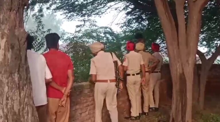 ਜਲਾਲਾਬਾਦ ’ਚ ਅਣਪਛਾਤੇ ਨੌਜਵਾਨ ਦੀ ਲਾਸ਼ ਬਰਾਮਦ; ਦਰੱਖਤ ਨਾਲ ਲਟਕਦੀ ਹਾਲਤ ’ਚ ਮਿਲੀ ਲਾਸ਼; ਪੁਲਿਸ ਨੇ ਲਾਸ਼ ਨੂੰ ਕਬਜ਼ੇ ਚ ਲੈ ਕੇ ਜਾਂਚ ਕੀਤੀ ਸ਼ੁਰੂ