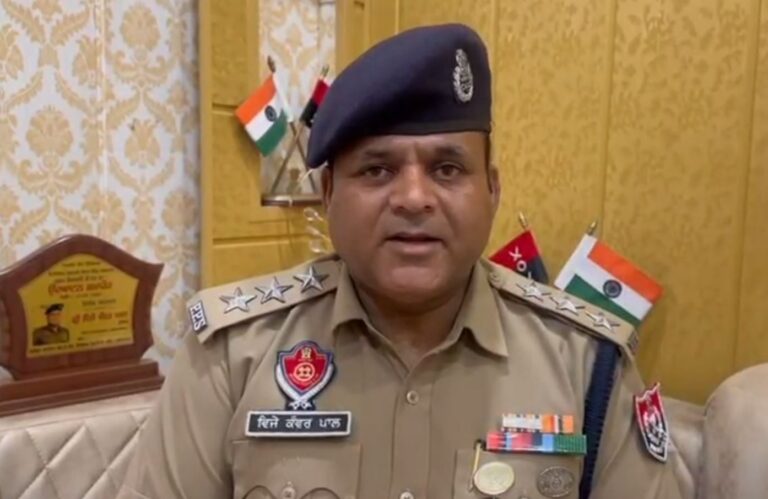 ਜਲੰਧਰ ’ਚ ਰਿਸ਼ਵਤ ਲੈਂਦੇ ਏਐਸਆਈ ਦੀ ਵੀਡੀਓ ਵਾਇਰਲ; ਘਰ ਅੰਦਰ ਜਾ ਕੇ ਵਸੂਲ ਕੀਤੀ ਰਿਸ਼ਵਤ ਦੀ ਰਕਮ; ਐਸਐਸਪੀ ਨੇ ਲਾਈਨ ਹਾਜ਼ਰ ਕਰ ਕੇ ਜਾਂਚ ਕੀਤੀ ਸ਼ੁਰੂ