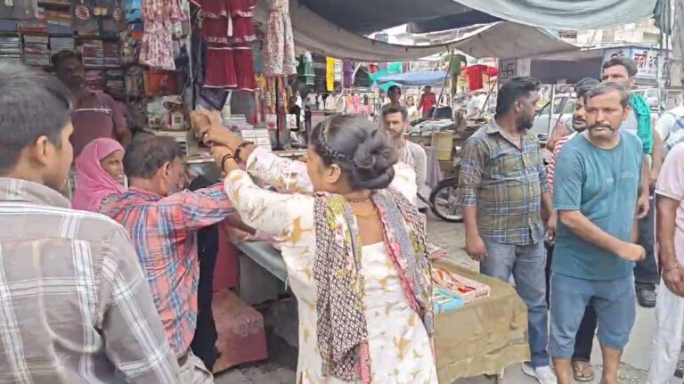 ਫਾਜਿਲਕਾ ’ਚ ਸ਼ਰਾਬੀ ਸਖਸ਼ ਵੱਲੋਂ ਵੀਡੀਓ ਬਣਾਉਣ ’ਤੇ ਹੰਗਾਮਾ; ਔਰਤਾਂ ਨੇ ਮਾਰੀਆਂ ਚਪੇੜਾਂ ਤੇ ਕੀਤੀ ਖਿੱਚਧੂਹ, ਵੀਡੀਓ ਵਾਇਰਲ