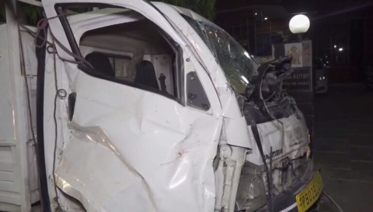 ਅੰਮ੍ਰਿਤਸਰ ’ਚ ਸ਼ਰਾਬੀ ਛੋਟਾ ਹਾਥੀ ਚਾਲਕ ਨੇ ਕਈਆਂ ਮਾਰੀ ਟੱਕਰ; ਖੜ੍ਹੀਆਂ ਗੱਡੀਆਂ ਨਾਲ ਟਕਰਾਉਣ ਤੋਂ ਬਾਅਦ ਕੋਠੀ ਦੇ ਦਰਵਾਜੇ ਨਾਲ