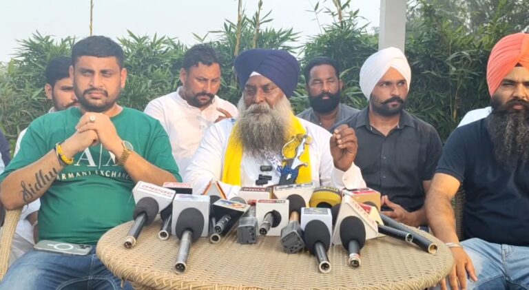 ਅੰਮ੍ਰਿਤਸਰ ਏਅਰਪੋਰਟ ਰੋਡ ’ਤੇ ਸਰਪੰਚਾਂ ਦਾ ਇਕੱਠ; ਲੈਂਡ ਪੁਲਿੰਗ ਨੀਤੀ ਨੂੰ ਲੈ ਕੇ ਜ਼ਾਹਰ ਕੀਤੀ ਨਰਾਜਗੀ; ਕਿਹਾ, ਲੈਂਡ ਪੁਲਿੰਗ ਨੀਤੀ ਰੱਦ ਨਾ ਹੋਈ ਤਾਂ ਕਰਾਂਗੇ ਵੱਡਾ ਸੰਘਰਸ਼