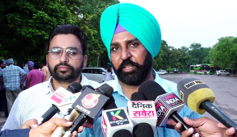 ਰੋਡਵੇਜ਼ ਠੇਕਾ ਮੁਲਾਜ਼ਮਾਂ ਦੀ ਸਰਕਾਰੀ ਅਧਿਕਾਰੀਆਂ ਨਾਲ ਮੀਟਿੰਗ; ਕਿਲੋਮੀਟਰ ਸਕੀਮ ਦੀਆਂ ਬੱਸਾਂ ਦੇ ਠੇਕਾ ਰੱਦ ਕਰਨ ਦੀ ਰੱਖੀ ਮੰਗ; ਭਲਕੇ ਹੋਵੇਗੀ ਮੁੜ ਮੀਟਿੰਗ, ਸੋਮਵਾਰ ਤੋਂ ਚੱਕਾ ਜਾਮ ਦੀ ਚਿਤਾਵਨੀ