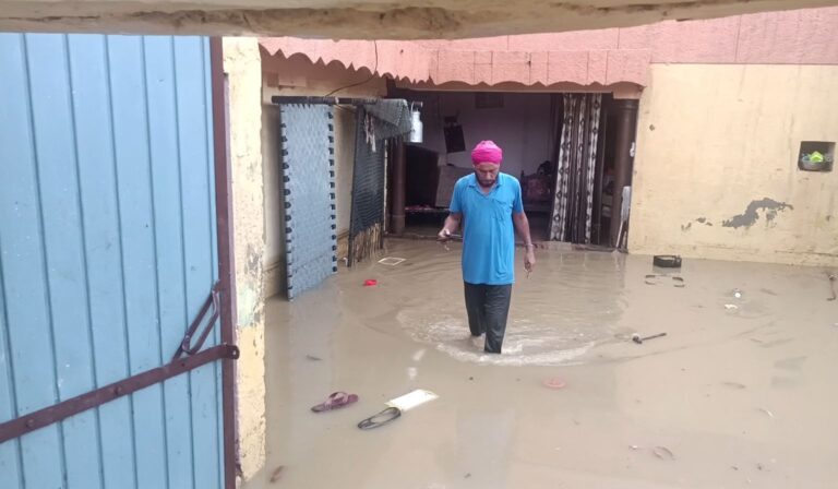 ਤਰਨ ਤਾਰਨ ’ਚ ਗਰੀਬ ਪਰਿਵਾਰ ਲਈ ਮੁਸੀਬਤ ਬਣੀ ਬਰਸਾਤ/ ਘਰ ਅੰਦਰ ਪਾਣੀ ਭਰਨ ਕਾਰਨ ਸਾਰਾ ਸਾਮਾਨ ਹੋਇਆ ਬਰਬਾਦ/ ਗਲੀ ਉੱਚੀ ਹੋਣ ਕਾਰਨ ਵਾਪਰੀ ਘਟਨਾ, ਮਦਦ ਲਈ ਲਾਈ ਗੁਹਾਰ