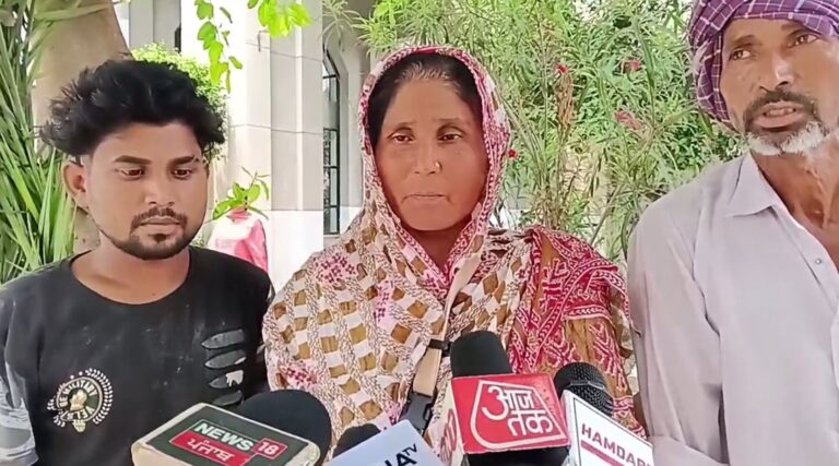 ਮੋਗਾ ਦੇ ਪਿੰਡ ’ਚ ਪ੍ਰੇਮ ਵਿਆਹ ਕਰਵਾਉਣ ਵਾਲੇ ਪਰਿਵਾਰ ਦੀ ਕੁੱਟਮਾਰ; ਪਿੰਡ ਦੇ ਮਤੇ ਖਿਲਾਫ ਜਾ ਕੇ ਕਰਵਾਇਆ ਸੀ ਪ੍ਰੇਮ ਵਿਆਹ;  ਪਿੰਡ ਵਾਸੀਆਂ ਨੇ ਘਰ ਨੂੰ ਤਾਲਾ ਲਾ ਕੇ ਕੱਢਿਆ ਬਾਹਰ