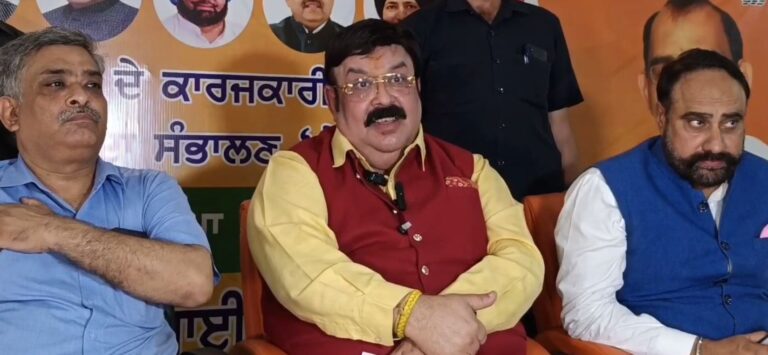 ਜਲੰਧਰ  ਦੇ ਆਕਸੀਜਨ ਮਾਮਲੇ ’ਚ ਨੂੰ ਲੈ ਕੇ ਭਾਜਪਾ ਘੇਰੀ ਸਰਕਾਰ; ਸਿਹਤ ਮੰਤਰੀ ਡਾ. ਬਲਬੀਰ ਸਿੰਘ ਦੇ ਅਸਤੀਫੇ ਦੀ ਕੀਤੀ ਮੰਗ;  ਸ਼ਵੇਤ ਮਲਿਕ ਨੇ ਸਿਹਤ ਖੇਤਰ ਨੂੰ ਤਬਾਹ ਕਰਨ ਦੇ ਲਾਏ ਇਲਜਾਮ