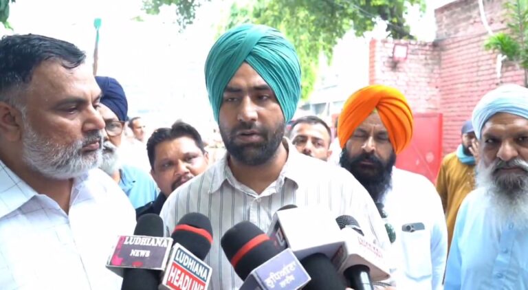 ਲੁਧਿਆਣਾ ਕਮਿਸ਼ਨਰ ਦਫਤਰ ਅੱਗੇ ਸਕੂਲ ਮਾਮਲੇ ਨੂੰ ਲੈ ਕੇ ਧਰਨਾ/ ਸਕੂਲ ’ਤੇ ਕਬਜ਼ੇ ਦੀ ਕੋਸ਼ਿਸ਼ ਮਾਮਲੇ ’ਚ ਮੰਗੀ ਕਾਰਵਾਈ