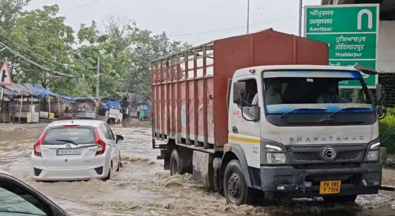 ਜਲੰਧਰ ’ਚ ਮੀਂਹ ਕਾਰਨ ਜਨ-ਜੀਵਨ ਪ੍ਰਭਾਵਿਤ/ ਮੀਂਹ ਨਾਲ ਟੁੱਟੀਆਂ ਸੜਕਾਂ ਕਾਰਨ ਪ੍ਰੇਸ਼ਾਨ ਹੋ ਰਹੇ ਲੋਕ