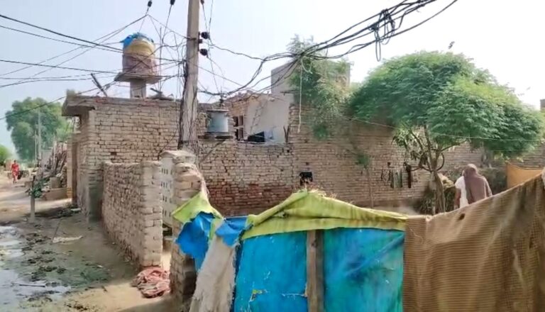 ਫਾਜਿਲਕਾ ਦੀ ਗਰੀਬ ਬਸਤੀ ਦੇ ਲੋਕ ਨੀਵੀਆਂ ਬਿਜਲੀ ਤਾਰਾਂ ਤੋਂ ਪ੍ਰੇਸ਼ਾਨ/ ਹਾਈ ਵੋਲਟੇਜ ਤਾਰਾਂ ਕਾਰਨ ਹਾਦਸਾ ਵਾਪਰਨ ਬਣਿਆ ਰਹਿੰਦਾ ਡਰ