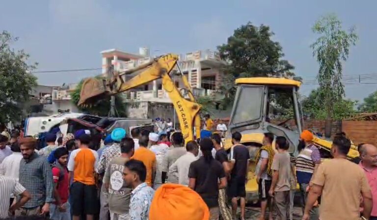 ਹੁਸ਼ਿਆਰਪੁਰ ’ਚ ਬੱਸ ਕਾਰ ਵਿਚਾਲੇ ਵਾਪਰੇ ਹਾਦਸੇ ’ਚ 6 ਦੀ ਮੌਤ/ ਟੱਕਰ ਤੋਂ ਬਾਅਦ ਬੇਕਾਬੂ ਹੋ ਕੇ ਪਲਟੇ ਦੋਵੇਂ ਵਾਹਨ/ ਭਿਆਨਕ ਤਸਵੀਰਾਂ ਆਈਆਂ ਸਾਹਮਣੇ