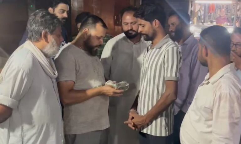 ਗੁਰਦਾਸਪੁਰ ਵਾਸੀ ਸਖਸ਼ ਨੇ ਪੇਸ਼ ਕੀਤੀ ਇਮਾਨਦਾਰੀ ਦੀ ਮਿਸਾਲ/ ਰਿਸ਼ੀ ਕਾਂਤ ਨੇ ਵਾਪਸ ਕੀਤਾ 30 ਹਜ਼ਾਰ ਨਾਲ ਭਰਿਆ ਪਰਸ