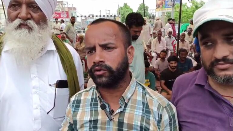 ਮਾਨਸਾ ’ਚ ਧਰਨਾਕਾਰੀ ਲੋਕ ਦੇ ਪੁਲਿਸ ਆਹਮੋ-ਸਾਹਮਣੇ/ ਬਰਸਾਤੀ ਪਾਣੀ ਦੀ ਨਿਕਾਸੀ ਲਈ ਧਰਨਾ ਲਾ ਕੇ ਬੈਠੇ ਸੀ ਲੋਕ/ ਲੋਕਾਂ ਨੇ ਪੁਲਿਸ ਅਧਿਕਾਰੀ ਤੇ ਲਾਏ ਗ਼ਲਤ ਵਿਵਹਾਰ ਦੇ ਇਲਜ਼ਾਮ