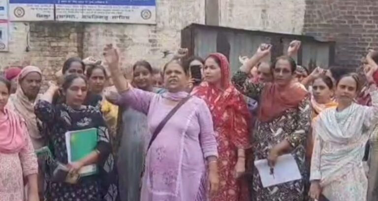 ਬੱਸੀ ਪਠਾਣਾਂ ਵਿਖੇ ਆਗਣਵਾੜੀ ਮੁਲਾਜ਼ਮ ਯੂਨੀਅਨ ਦਾ ਪ੍ਰਦਰਸ਼ਨ/ ਸੀਡੀਪੀਓ ਦਫਤਰ ਦੇ ਬਾਹਰ ਸਰਕਾਰ ਖਿਲਾਫ਼ ਨਾਅਰੇਬਾਜ਼ੀ