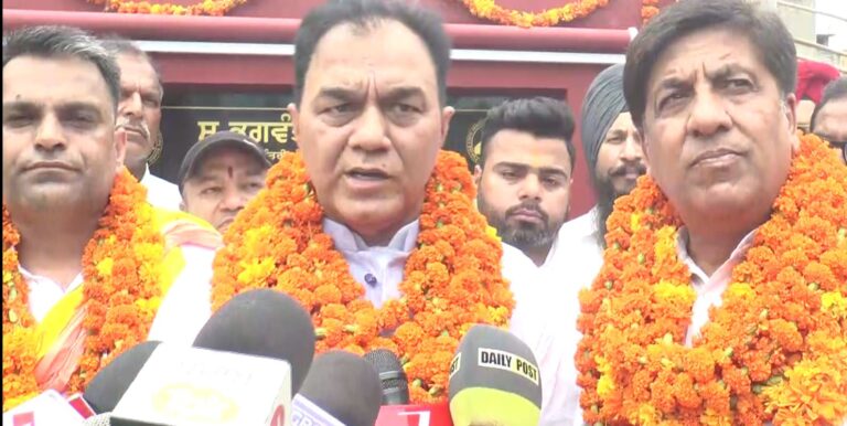 ਹੁਸ਼ਿਆਰਪੁਰ ’ਚ ਸਾਂਸਦ ਚੱਬੇਵਾਲ ਨੇ ਰੱਖਿਆ ਵਿਕਾਸ ਕੰਮਾਂ ਦਾ ਨੀਂਹ ਪੱਥਰ; ਢਾਈ ਕਰੋੜ ਨਾਲ ਹੋਵੇਗੀ ਦਾਣਾ ਮੰਡੀ ਤੇ ਸਬਜ਼ੀ ਮੰਡੀ ਸੜਕ ਦੀ ਕਾਇਆਕਲਪ; 1 ਕਰੋੜ ਦੀ ਲਾਗਤ ਨਾਲ ਵਿਛਾਈਆਂ ਜਾਣਗੀਆਂ ਸੀਵਰੇਜ ਦੀਆਂ ਪਾਈਪਾਂ