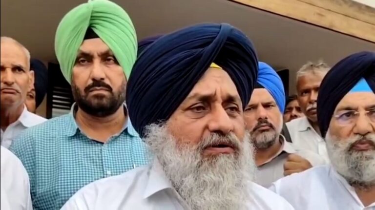 ਅਬੋਹਰ ’ਚ ਸੰਜੇ ਵਰਮਾ ਦੇ ਪਰਿਵਾਰ ਨੂੰ ਮਿਲੇ ਸੁਖਬੀਰ ਬਾਦਲ; ਪਰਿਵਾਰ ਨਾਲ ਔਖੀ ਘੜੀ ’ਚ ਦੁੱਖ ਕੀਤਾ ਸਾਂਝਾ; ਸਰਕਾਰ ਵੱਲ ਸੇਧੇ ਨਿਸ਼ਾਨੇ, ਡੀਜੀਪੀ ਤੋਂ ਛੇਤੀ ਮੰਗ ਕਾਰਵਾਈ