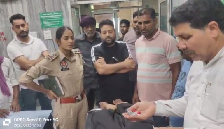 ਅਬੋਹਰ ’ਚ ਹਸਪਤਾਲ ਦੇ ਬਾਹਰ ਬੇਸ਼ੁਧ ਹਾਲਤ ’ਚ ਮਿਲੀ ਨੌਜਵਾਨ ਲੜਕੀ; ਜਾਣਕਾਰੀ ਦੇ ਬਾਵਜੂਦ ਨਹੀਂ ਪਹੁੰਚਿਆ ਪਰਿਵਾਰ; ਨਸ਼ੀਲੇ ਕੈਪਸੂਲ, ਨਕਦੀ ਤੇ ਕਈ ਤਰ੍ਹਾਂ ਦੀਆਂ ਦਵਾਈਆਂ ਬਰਾਮਦ