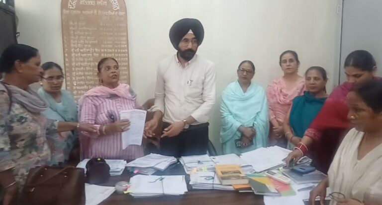 ਫਤਹਿਗੜ੍ਹ ਸਾਹਿਬ ਵਿਖੇ ਜ਼ਿਲ੍ਹਾ ਅਧਿਕਾਰੀ ਨੂੰ ਮਿਲੇ ਆਂਗਣਵਾੜੀ ਵਰਕਰ; ਮੰਗ ਪੱਤਰ ਦੇ ਕੇ ਮੰਗਿਆ ਇਨਸਾਫ਼