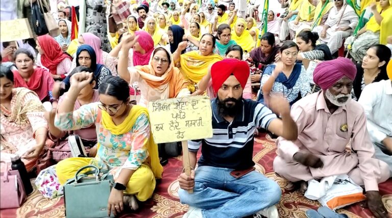 ਬਠਿੰਡਾ ਡੀਸੀ ਦਫ਼ਤਰ ਅੱਗੇ ਕਿਸਾਨਾਂ ਦਾ ਧਰਨਾ;  ਅਧਿਆਪਕ ਦੀਆਂ ਮੰਗਾਂ ਨੂੰ ਲੈ ਕੇ ਕੀਤੀ ਨਾਅਰੇਬਾਜ਼ੀ