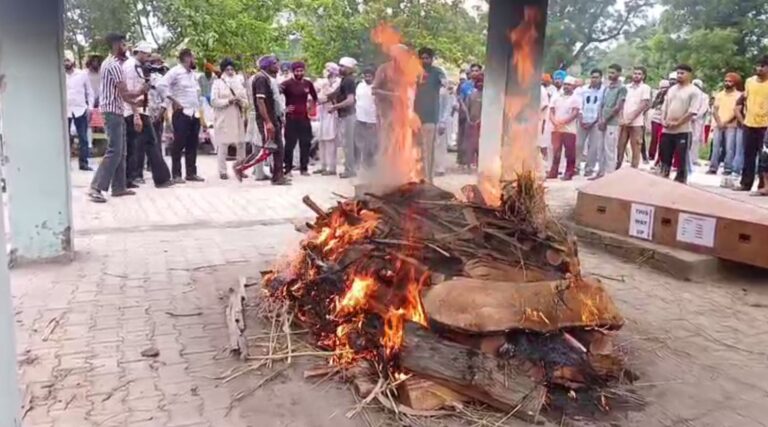 ਮਾਨਸਾ ਨਾਲ ਸਬੰਧਤ ਫੌਜੀ ਜਵਾਨ ਦੀ ਆਸਾਮ ’ਚ ਮੌਤ; ਡਿਊਟੀ ਦੌਰਾਨ ਦਿਲ ਦਾ ਦੌਰਾ ਪੈਣ ਕਾਰਨ ਗਈ ਜਾਨ; ਪਿੰਡ ਦੇ ਸ਼ਮਸ਼ਾਨ ਘਾਟ ਵਿਖੇ ਹੋਇਆ ਅੰਤਮ ਸੰਸਕਾਰ