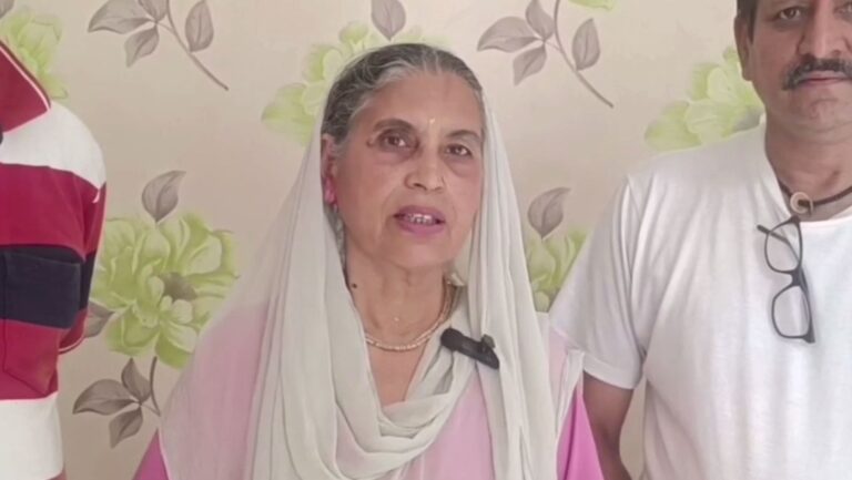 ਪਠਾਨਕੋਟ ’ਚ ਬਜ਼ੁਰਗ ਦੀ ਵਾਲੀ ਝਪਟ ਕੇ ਲੁਟੇਰੇ ਫਰਾਰ; ਪੈਦਲ ਜਾਂਦਿਆਂ ਪਿੱਛਾ ਕਰ ਕੇ ਅੰਜ਼ਾਮ ਦਿੱਤੀ ਘਟਨਾ; ਘਟਨਾ ਸੀਸੀਟੀਵੀ ’ਚ ਕੈਦ, ਪੁਲਿਸ ਕਰ ਰਹੀ ਭਾਲ