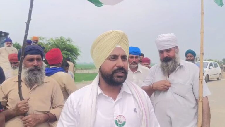 ਤਰਨ ਤਾਰਨ ’ਚ ਹੜ੍ਹ ਪੀੜਤ ਕਿਸਾਨਾਂ ਦਾ ਸਰਕਾਰ ਖਿਲਾਫ ਪ੍ਰਦਰਸ਼ਨ; ਸਤਲੁਜ ਦਰਿਆ ਦਾ ਬੰਨ੍ਹ ਉੱਚਾ ਕਰਨ ਨੂੰ ਲੈ ਕੇ ਕੀਤੀ ਨਾਅਰੇਬਾਜ਼ੀ; ਸਰਕਾਰ ਦੇ ਠੇਕੇਦਾਰ ’ਤੇ ਲਾਏ ਘਪਲੇਬਾਜ਼ੀ ਦੇ ਇਲਜ਼ਾਮ