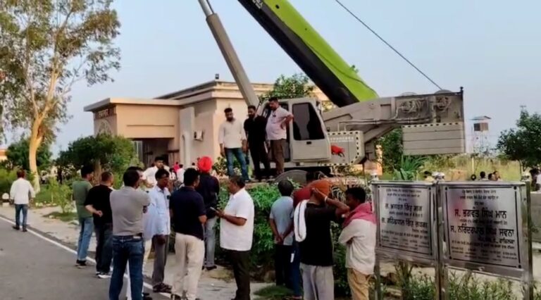 ਫਾਜਿਲਕਾ ਦੀ ਸਾਦਕੀ ਚੌਂਕੀ ਵਿਖੇ ਲੱਗਿਆ 200 ਫੁੱਟ ਉੱਚਾ ਕੌਮੀ ਝੰਡਾ; ਕੌਮੀ ਝੰਡੇ ਨੂੰ ਲਗਾਉਣ ਦਾ ਕੰਮ ਹੋਇਆ ਸ਼ੁਰੂ; 15 ਅਗੱਸਤ ਨੂੰ ਹੋਵੇਗਾ ਕੌਮੀ ਝੰਡੇ ਦਾ ਉਦਘਾਟਨ