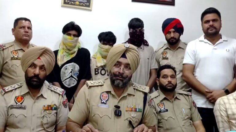 ਹੁਸ਼ਿਆਰਪੁਰ ਪੁਲਿਸ ਨੇ ਸੁਲਝਾਇਆ ਲੁੱਟ-ਖੋਹ ਦਾ ਮਾਮਲਾ; ਦੋ ਸਕੇ ਭਰਾਵਾਂ ਸਮੇਤ ਤਿੰਨ ਲੁਟੇਰਿਆਂ ਨੂੰ ਕੀਤਾ ਗ੍ਰਿਫਤਾਰ; ਤੇਜ਼ਧਾਰ ਹਥਿਆਰ, ਡਾਲਰ ਤੇ ਗਹਿਣੇ ਬਰਾਮਦ