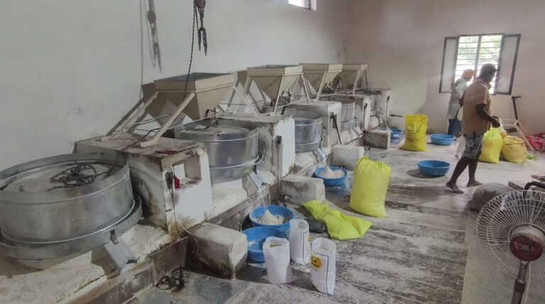 ਸੰਗਰੂਰ ’ਚ ਅੱਜ ਵੀ ਚੱਲਦੇ ਨੇ 150 ਸਾਲ ਪੁਰਾਣੇ ਘਰਾਟ; ਦੂਰੋਂ ਦੂਰੋਂ ਆਟਾ ਪਿਸਾਉਣ ਦੇ ਲਈ ਆਉਂਦੇ ਨੇ ਲੋਕ;  ਲੋਕਾਂ ਅਨੁਸਾਰ ਠੰਡੀ ਤਾਸੀਰ ਵਾਲਾ ਹੁੰਦੈ ਪਾਣੀ ਵਾਲੀ ਚੱਕੀ ਦਾ ਆਟਾ