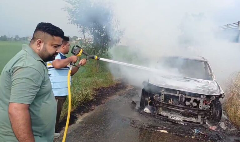 ਗੁਰਦਾਸਪੁਰ ’ਚ ਚੱਲਦੀ ਕਾਰ ਨੂੰ ਅਚਾਨਕ ਲੱਗੀ ਅੱਗ; ਡਰਾਈਵਰ ਦੀ ਮੁਸ਼ਕਲ ਨਾਲ ਬਚੀ ਜਾਨ, ਗੱਡੀ ਦਾ ਕਾਫੀ ਨੁਕਸਾਨ; ਮੌਕੇ ਤੇ ਪਹੁੰਚੀ ਫਾਇਰ ਬ੍ਰਿਗੇਡ ਨੇ ਪਾਇਆ ਕਾਬੂ