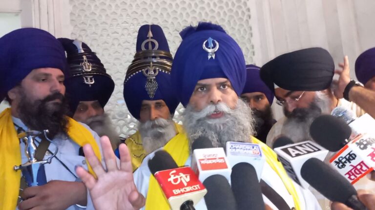 ਦਰਬਾਰ ਸਾਹਿਬ ਨੂੰ ਧਮਕੀਆਂ ਦੇਣ ਵਾਲਿਆਂ ’ਤੇ ਵਰ੍ਹੇ ਬਾਬਾ ਬਲਬੀਰ ਸਿੰਘ; ਹੈੱਡ ਗ੍ਰੰਥੀ ਗਿਆਨੀ ਰਘਬੀਰ ਸਿੰਘ ਨਾਲ ਕੀਤੀ  ਮੁਲਾਕਾਤ; ਕਿਹਾ, ਗੁਰੂ ਦੇ ਦਰ ਵੱਲ ਚੜ੍ਹ ਕੇ ਆਇਆ ਦਾ ਹਮੇਸ਼ਾ ਬੀਜ ਨਾਸ਼ ਹੀ ਹੋਇਆ ਐ