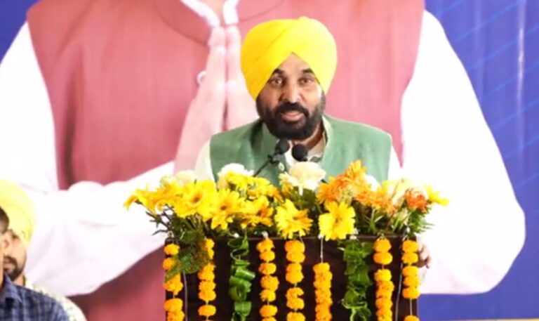 ਮੁੱਖ ਮੰਤਰੀ ਮਾਨ ਨੇ ਧੂਰੀ ਹਲਕੇ ਦੀਆਂ 75 ਪੰਚਾਇਤਾਂ ਨੂੰ ਵੰਡੇ ਚੈੱਕ; ਲੈਂਡ ਪੂਲਿੰਗ ਨੀਤੀ ਨੂੰ ਕਿਸਾਨਾਂ ਲਈ ਦੱਸਿਆ ਲਾਹੇਵੰਦਾ; ਕਿਹਾ, ਪਿੰਡਾਂ ਦੀ ਨੁਹਾਰ ਬਦਲਣ ਲਈ ਫੰਡਾਂ ਦੀ ਆਉਣ ਦੇਵਾਂਗੇ ਕਮੀ