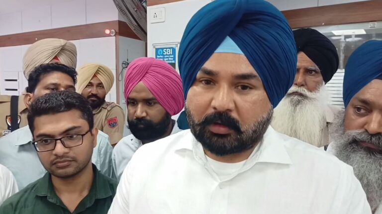 ਫਰੀਦਕੋਟ ਬੈਂਕ ਫਰਾਡ ਮਾਮਲੇ ’ਚ ਕਿਸਾਨਾਂ ਦੀ ਐਂਟਰੀ; ਕਿਸਾਨ ਜਥੇਬੰਦੀਆਂ ਨੇ ਧਰਨਾ ਦੇ ਮੰਗਿਆ ਇਨਸਾਫ਼; ਸੀਨੀਅਰ ਅਧਿਕਾਰੀ ਦੇ ਭਰੋਸੇ ਬਾਅਦ ਚੁੱਕਿਆ ਧਰਨਾ