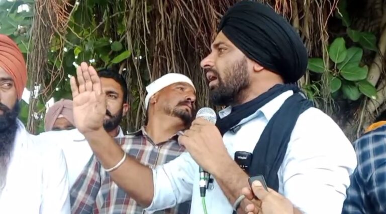 ਮੋਹਾਲੀ ਵਿਖੇ ਧੋਖੇਬਾਜ਼ ਟਰੈਵਲ ਏਜੰਟਾਂ ਖਿਲਾਫ਼ ਵੱਡਾ ਪ੍ਰਦਰਸ਼ਨ; ਭਾਨਾ ਸਿੱਧੂ ਦੀ ਅਗਵਾਈ ਹੇਠ ਇਕੱਠਾ ਹੋਏ ਲੋਕਾਂ ਨੇ ਕੀਤੀ ਨਾਅਰੇਬਾਜ਼ੀ; ਸਰਕਾਰ ਤੋਂ ਇੰਮੀਗ੍ਰੇਸ਼ਨ ਮਾਫੀਆ ਖਿਲਾਫ਼ ਸਖ਼ਤ ਕਾਨੂੰਨ ਬਣਾਉਣ ਦੀ ਮੰਗ