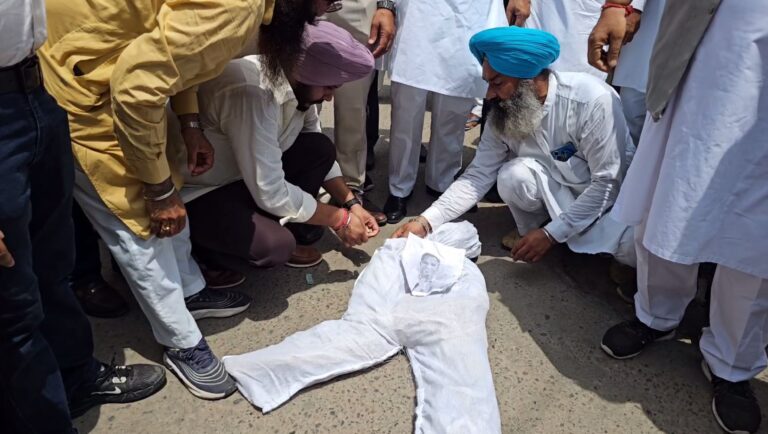 ਮਾਨਸਾ ’ਚ ਕਾਂਗਰਸ ਦਾ ਵਿਧਾਇਕ ਤੇ ਐਸਡੀਐਮ ਖਿਲਾਫ਼ ਪ੍ਰਦਰਸ਼ਨ; ਕਾਂਗਰਸੀ ਕੌਂਸਲਰ ਨੂੰ ਸਾਜ਼ਿਸ਼ ਤਹਿਤ ਹਰਾਉਣ ਦੇ ਲਾਏ ਇਲਜ਼ਾਮ; ਹਲਕਾ ਵਿਧਾਇਕ ਦਾ ਪੁਤਲਾ ਫੂਕ ਕੇ ਕੀਤੀ ਨਾਅਰੇਬਾਜ਼ੀ