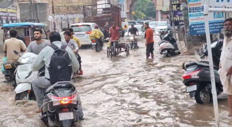 ਫਿਰੋਜ਼ਪੁਰ ’ਚ ਭਾਰੀ ਮੀਂਹ ਨੇ ਚਾਰੇ ਪਾਸੇ ਕੀਤਾ ਜਲ-ਥਲ; ਪਾਣੀ ’ਚ ਡੁੱਬੀਆਂ ਕਾਰਾਂ, ਲੋਕ ਹੁੰਦੇ ਰਹੇ ਪ੍ਰੇਸ਼ਾਨ; ਕੁੱਝ ਮਿੰਟਾਂ ਦੇ ਮੀਂਹ ਨੇ ਪ੍ਰਸ਼ਾਸਨ ਦੇ ਪ੍ਰਬੰਧਾਂ ਦੀ ਖੁਲ੍ਹੀ ਪੋਲ