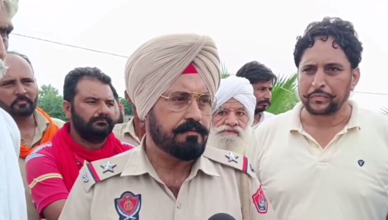 ਅਬੋਹਰ ’ਚ ਲੋਕਾਂ ਹੱਥੇ ਚੜ੍ਹਿਆ ਚੋਰੀਸ਼ੁਦਾ ਸਾਮਾਨ ਖਰੀਦਣ ਵਾਲਾ ਕਬਾੜੀਆ; ਅੱਕੇ ਲੋਕਾਂ ਨੇ ਕਬਾੜੀਏ ਨੂੰ ਚੋਰੀ ਦੇ ਸਮਾਨ ਸਮੇਤ ਕੀਤਾ ਪੁਲਿਸ ਹਵਾਲੇ