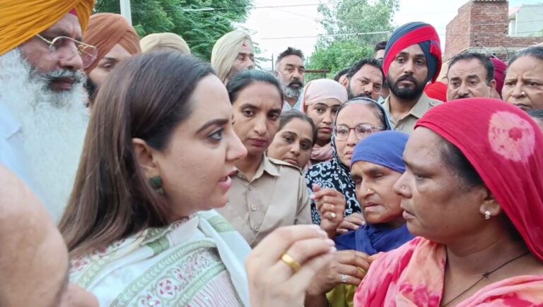 ਮੋਗਾ ਦੇ ਵਿਧਾਇਕ ਡਾ.ਅਮਨਦੀਪ ਕੌਰ ਵੱਲੋਂ ਹਰਗੋਬਿੰਦ ਨਗਰ ਦਾ ਦੌਰਾ; ਡਰੇਨ ਓਵਰ-ਫਲੋਅ ਕਾਰਨ ਨੁਕਸਾਨੇ ਘਰਾਂ ਦਾ ਲਿਆ ਜਾਇਜ਼ਾ; ਨੁਕਸਾਨ ਦੀ ਭਰਪਾਈ ਸਰਕਾਰ ਵੱਲੋਂ ਕਰਨ ਦਾ ਕੀਤਾ ਐਲਾਨ