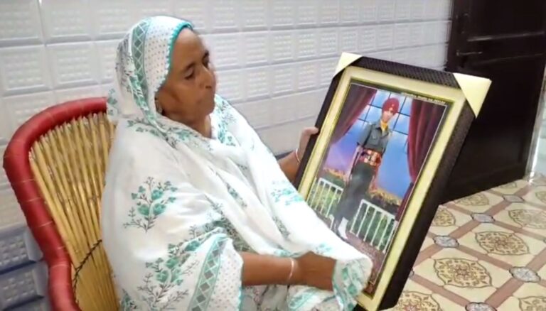 ਫਾਜਿਲਕਾ ’ਚ ਕਾਰਗਿਲ ਸ਼ਹੀਦ ਦੀ ਯਾਦ ਨੂੰ ਜਿੰਦਾ ਰੱਖ ਰਿਹਾ ਪਰਿਵਾਰ; ਸ਼ਹੀਦ ਦੀ ਯਾਦ ’ਚ ਵਿਸ਼ੇਸ਼ ਤੌਰ ’ਤੇ ਤਿਆਰ ਕਰਵਾਇਆ ਕਮਰਾ; ਮਾਂ ਮੁਤਾਬਕ ਕਈ ਵਾਰ ਸੁਣੀ ਐ ਪੁੱਤਰ ਦੇ ਕਮਰੇ ’ਚ ਆਉਣ ਦੀ ਆਵਾਜ਼