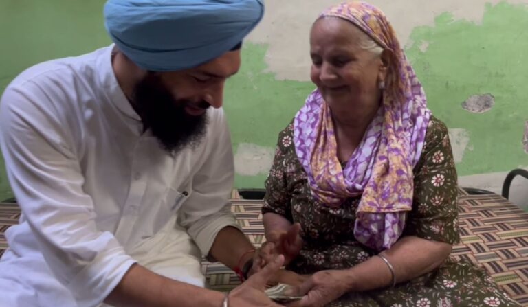 ਅੰਮ੍ਰਿਤਸਰ ’ਚ ਲੁੱਟ ਪੀੜਤ ਮਾਂ ਦੇ ਹੱਕ ’ਚ ਨਿਤਰਿਆ ਸਮਾਜ ਸੇਵੀ; ਮਾਤਾ ਨੂੰ 3 ਹਜ਼ਾਰ ਨਕਦੀ ਤੇ ਮਠਿਆਈ ਦਾ ਡੱਬਾ ਦੇ ਕੇ ਬੰਨਵਾਈ ਰੱਖੜੀ